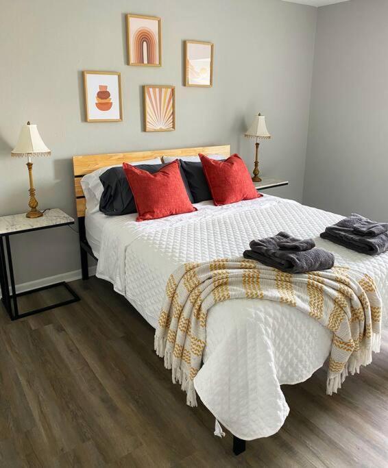 The Delores - 2 Bedroom Apt In Quilt Town, Usa Hamilton Екстериор снимка
