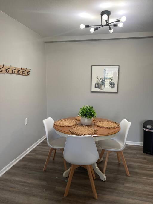 The Delores - 2 Bedroom Apt In Quilt Town, Usa Hamilton Екстериор снимка